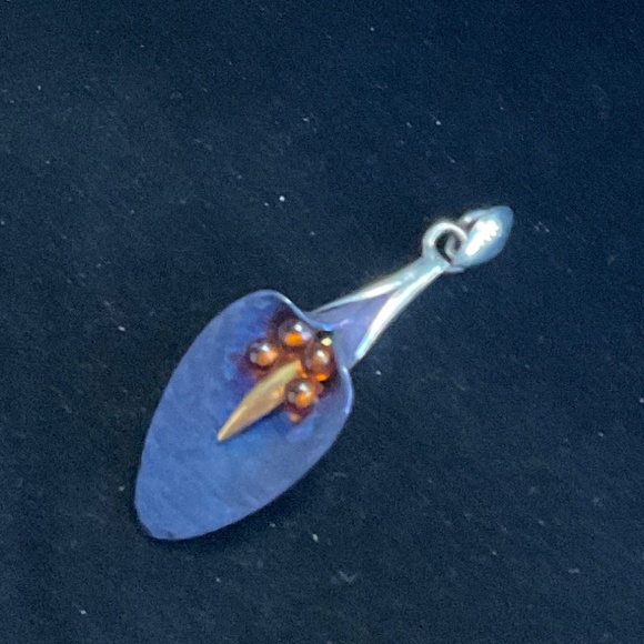 VINTAGE BLUE IRIDESCENT CALLA LILY PENDANT IN STERLING SILVER.  SIGNED A W. - Picture 1 of 4